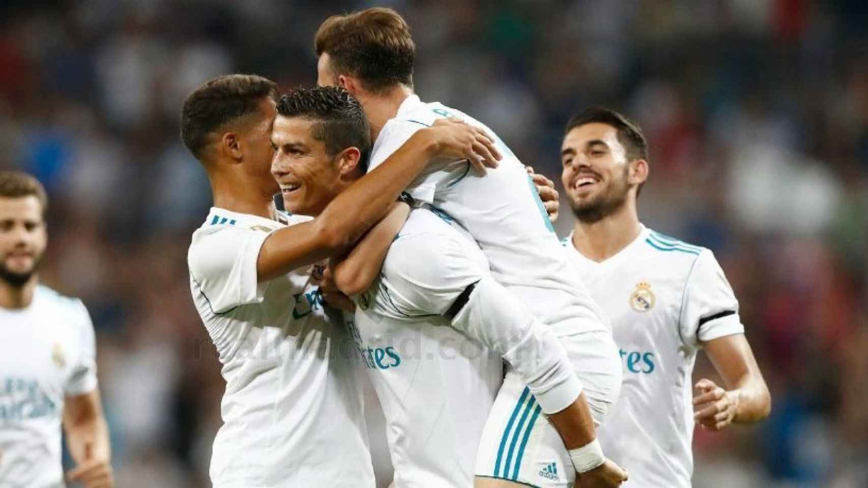 Los jugadores se abrazan a Cristiano tras su gol
