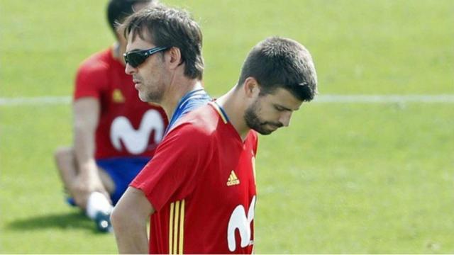 Piqué y Lopetegui durante un entrenamiento con la selección. Foto Twitter (@partidazocope)