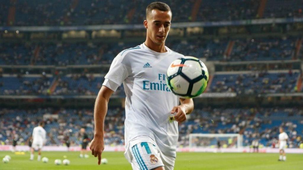 Lucas Vázquez dando toques con el balón. Foto: Pedro Rodríguez / El Bernabéu