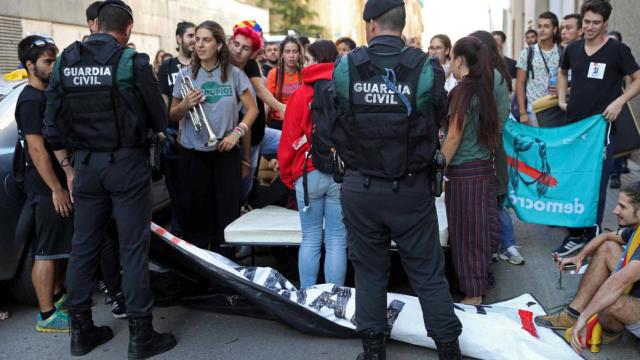 Dos guardias civiles durante un registro en Cataluña.