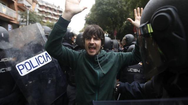 Cordón de la Policía Nacional frente al colegio Ramón Llull de Barcelona.