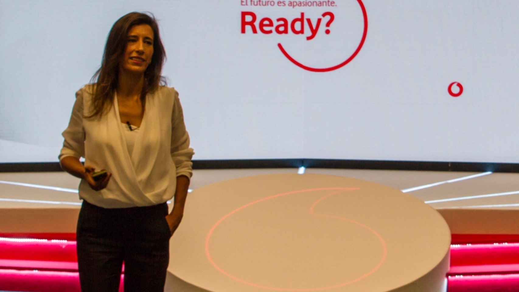 La directora de marca de Vodafone, Cristina Barbosa, delante de la nueva imagen.