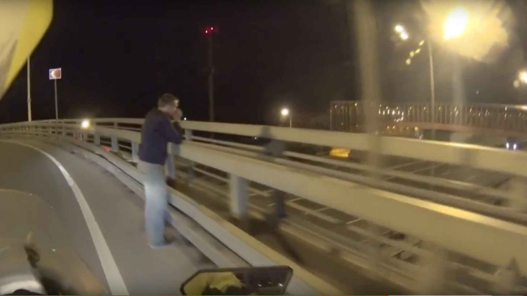 Este motorista evita un suicidio y lo graba en vídeo