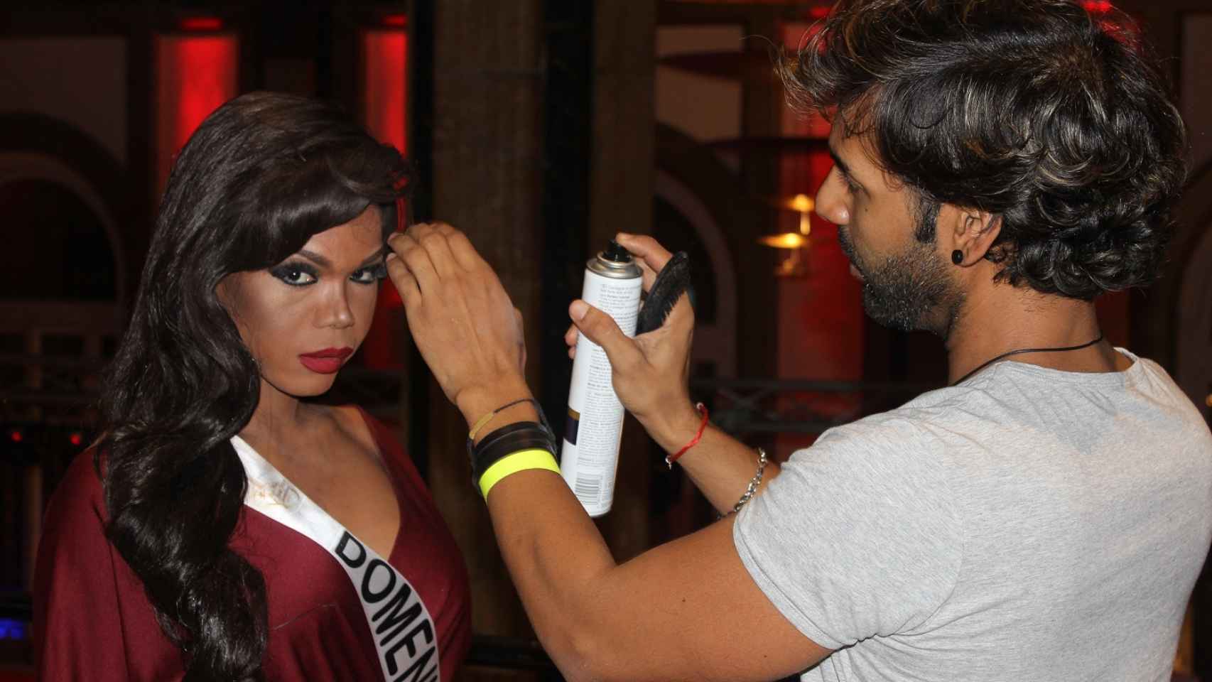 Miss República Dominicana, preparándose antes de salir al escenario
