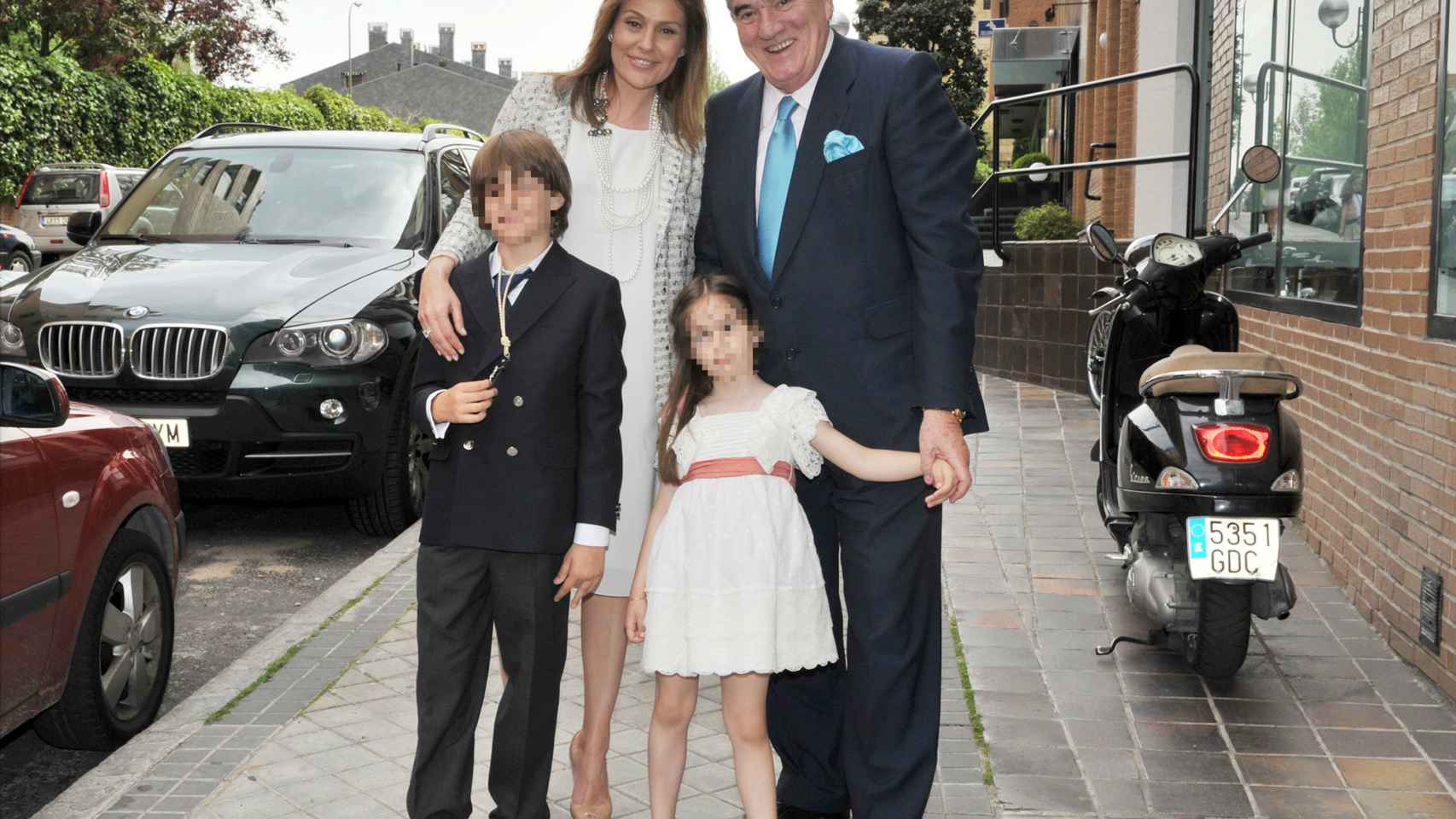 Nuria González y Fernando Fernández Tapias con sus dos hijos.
