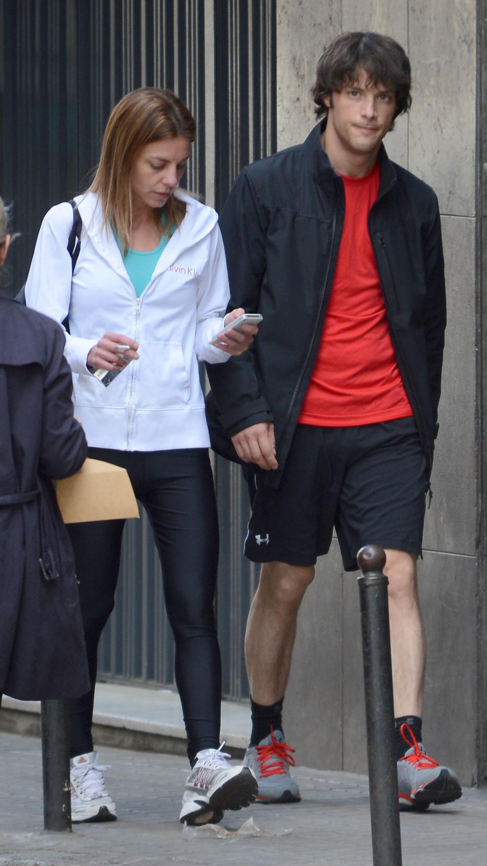 Jordi Cruz caminando junto a su novia Cristina Jiménez por las calles de Barcelona