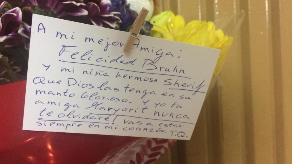 Los vecinos han improvisado un altar en recuerdo a Felicidad y su bebé.