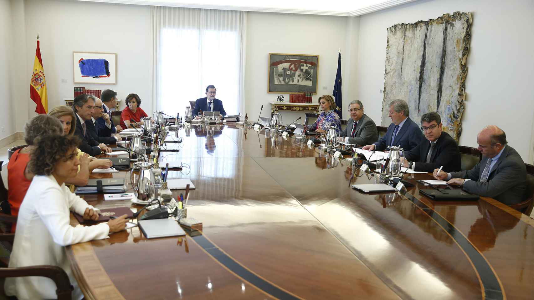 Consejo de ministros con el Barceló presidiendo la sala y un Tàpies al fondo.