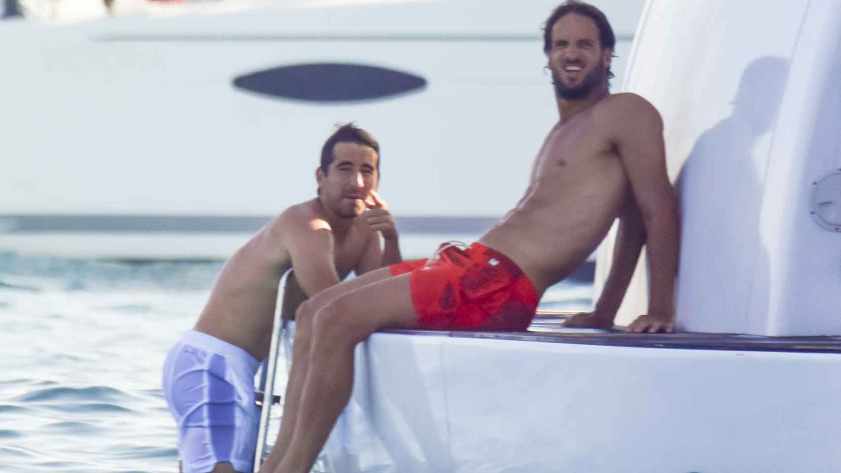 Feliciano y su amigo, de vacaciones en un barco.