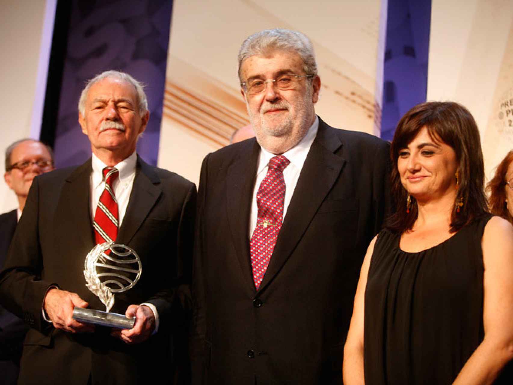 José Manuel Lara Bosch con el ganador en 2010, Eduardo Mendoza, y la finalista, Carmen Amoraga.