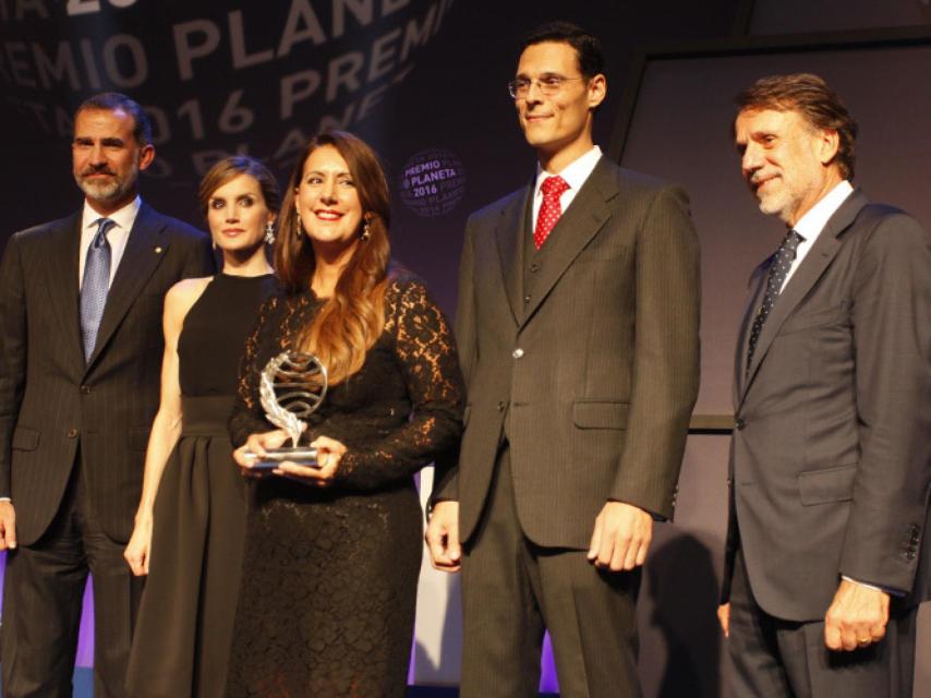 Dolores Redondo y Marcos Chicot, junto a los Reyes de España y José Creuheras, en 2016.