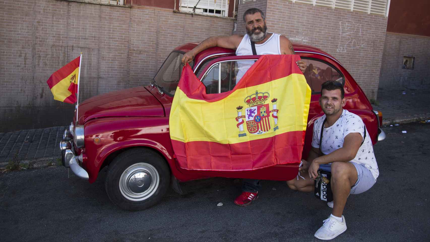 Antonio Santiago junto a un familiar luciendo las banderas de España en su Seat 600, matriculado en Barcelona.