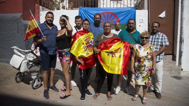 La presidenta de la Federación Gitana de Almería Pepi Torres, junto a varios asociados en el barrio de La Chanca.