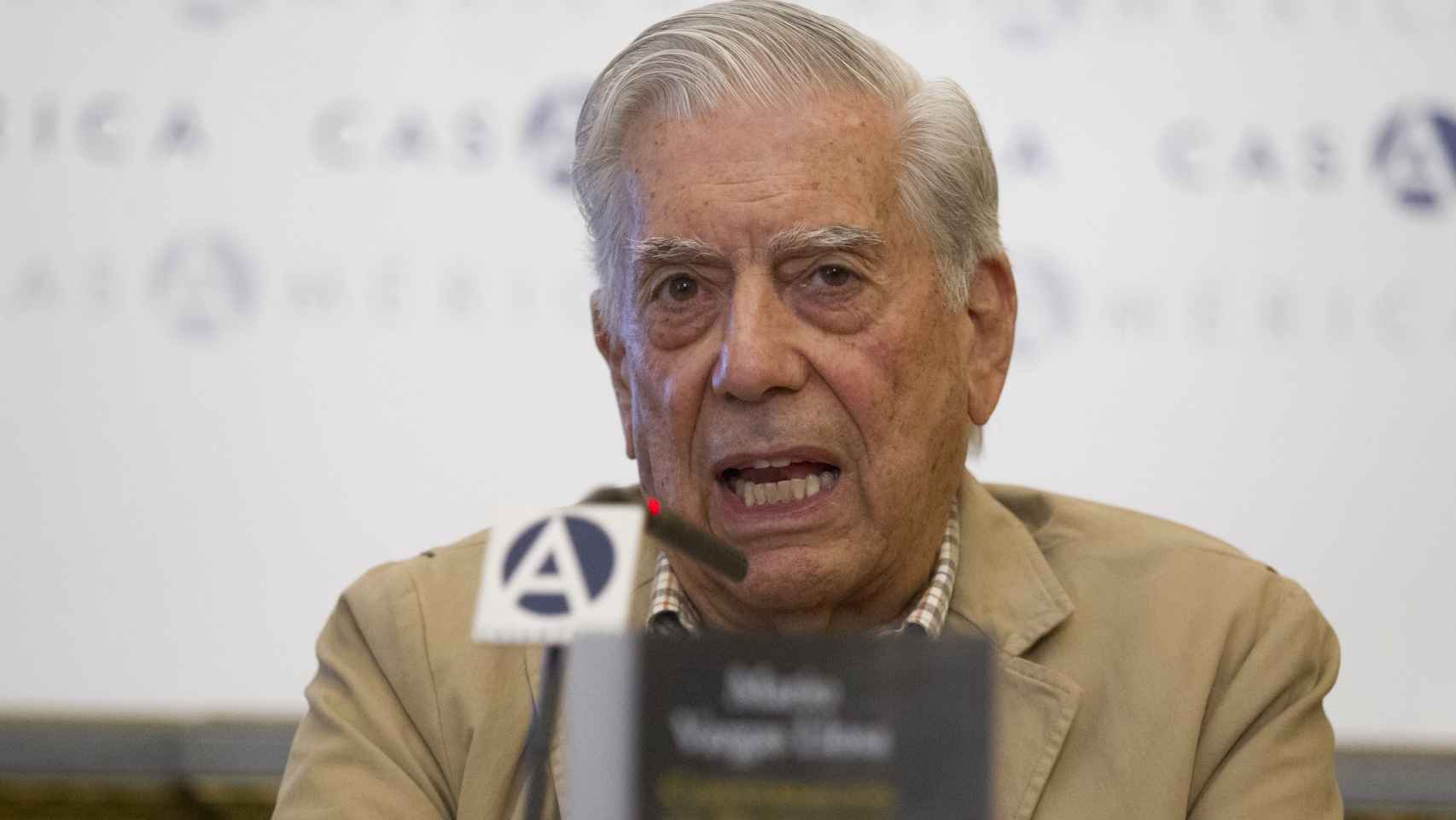 El escritor Mario Vargas Llosa durante la presentación de su libro.