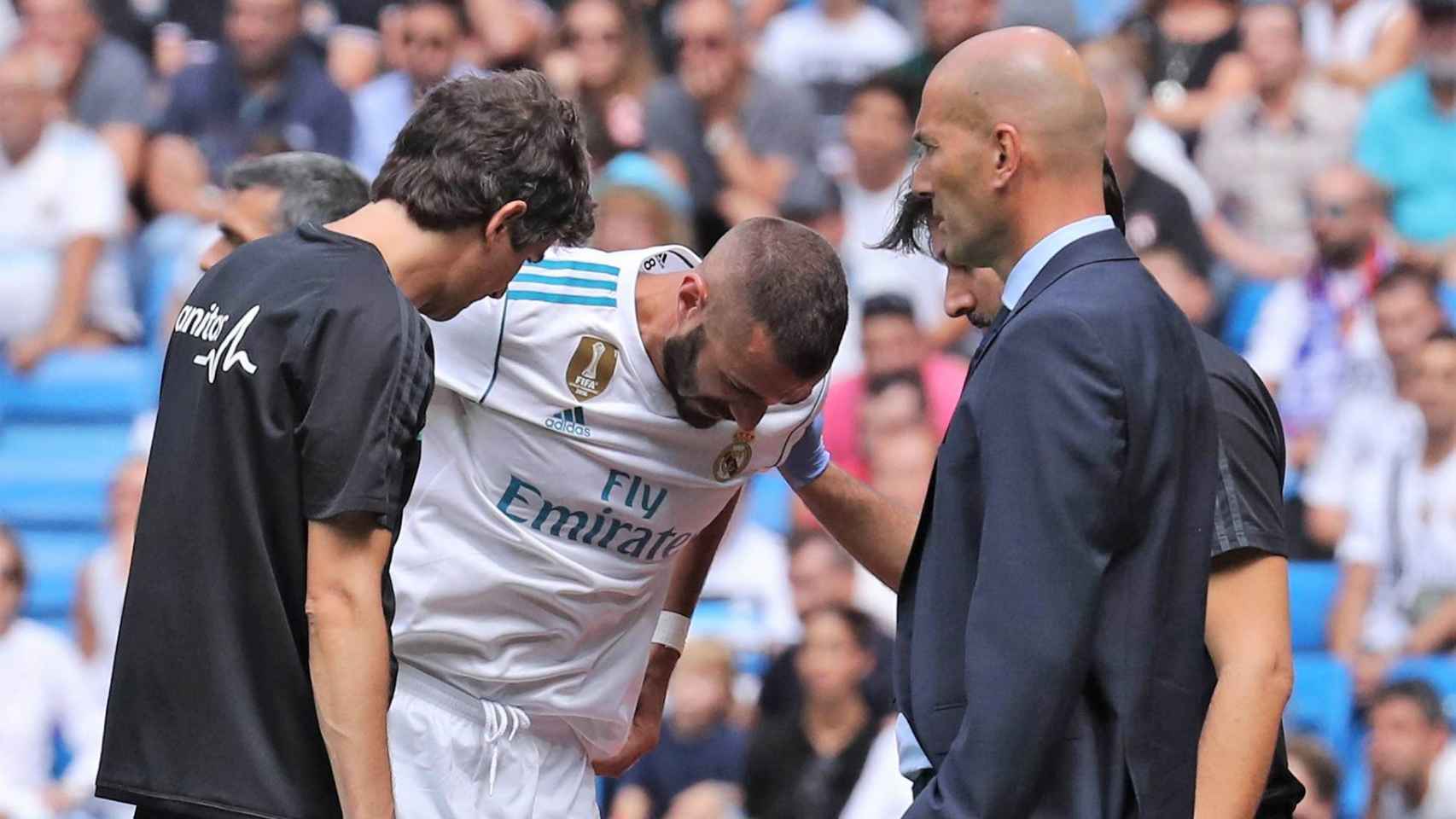 Benzema, junto a Zidane, en el momento de su lesión ante el Levante.