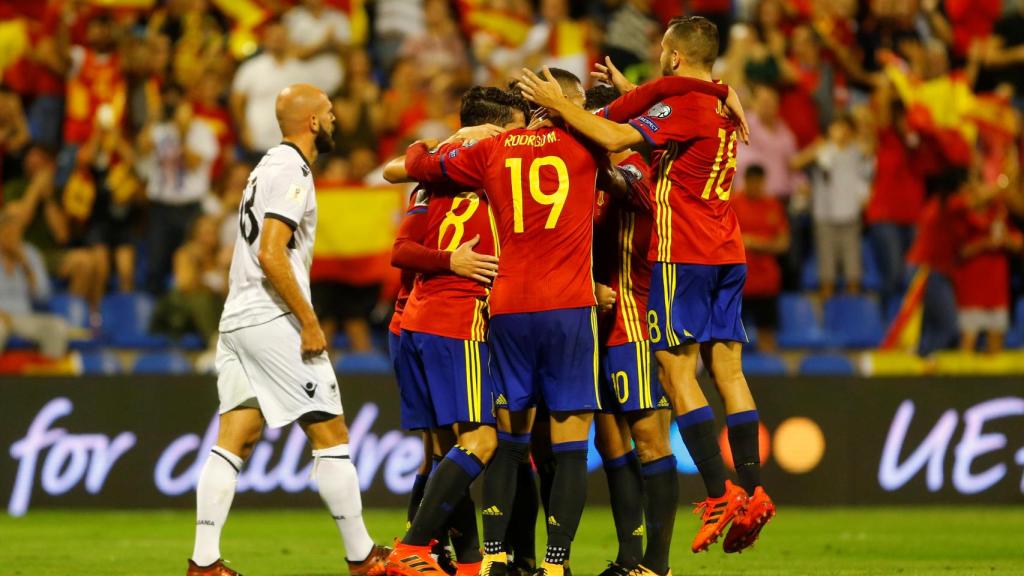 Los jugadores de España celebran un gol.