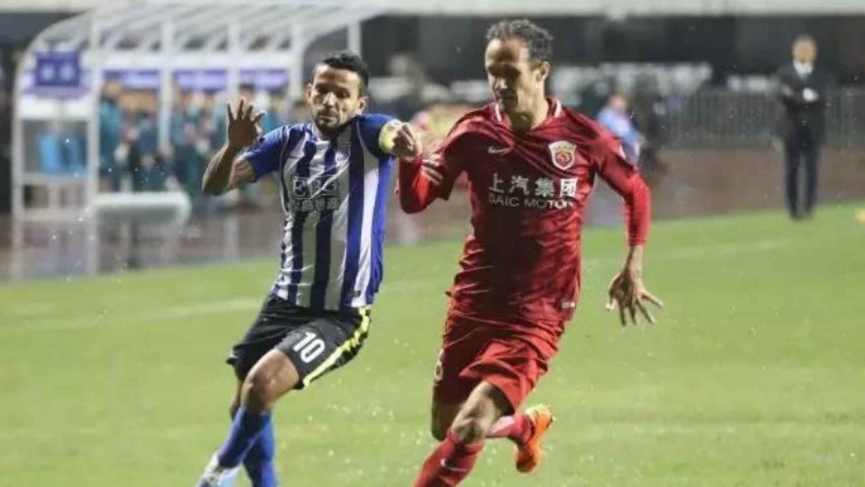 Ricardo Carvalho jugando con el Shanghai SIPG. Foto: sipg-fc.com