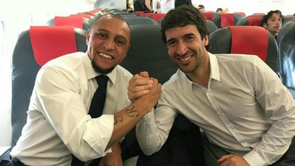 Roberto Carlos y Raúl en el avión del Real Madrid. Foto: Vippter (Roberto Carlos).