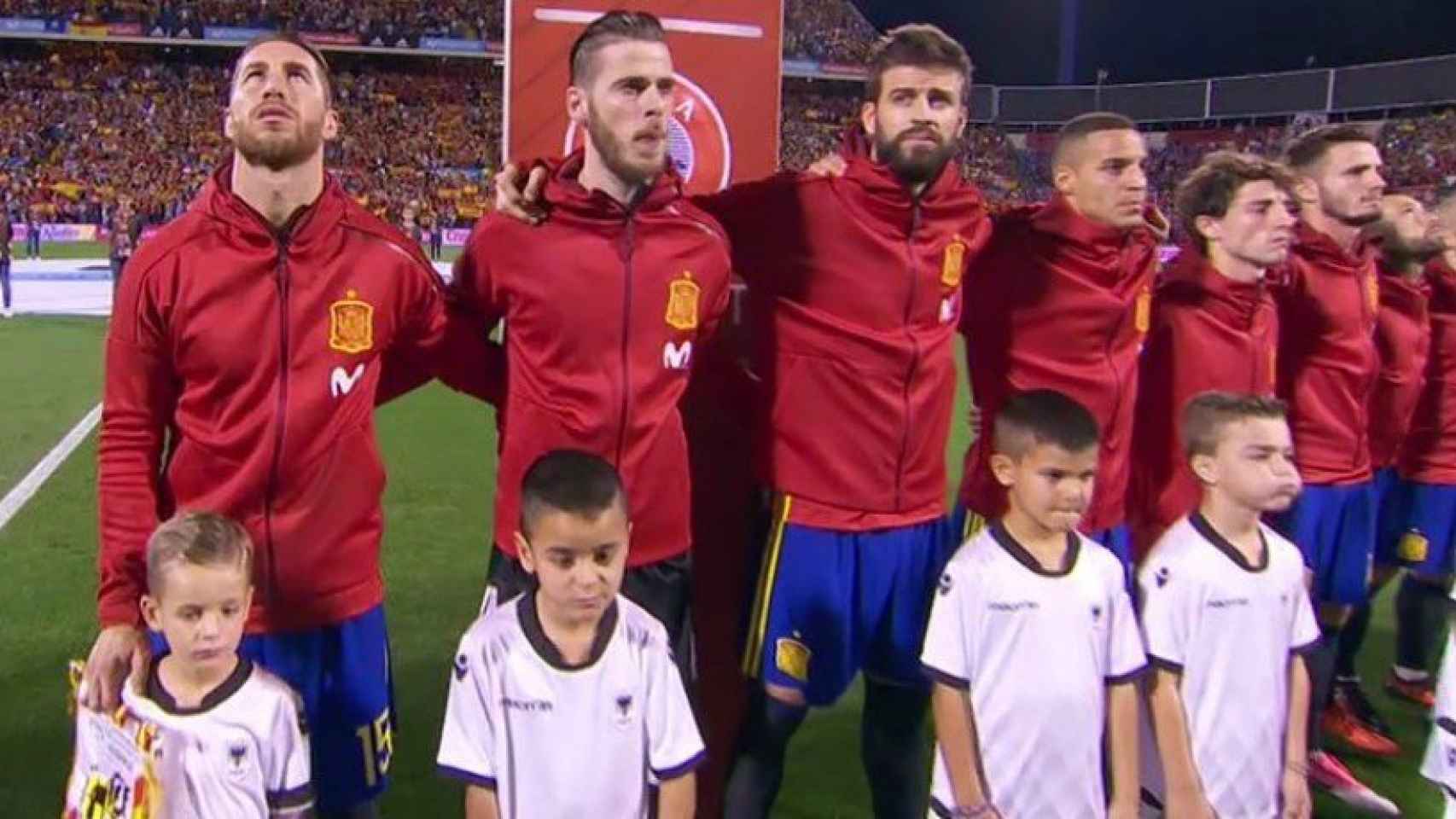Los internacionales españoles durante el himno. Foto: Twitter (@elchiringuitotv)
