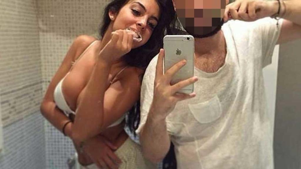 Georgina con un amigo en el baño