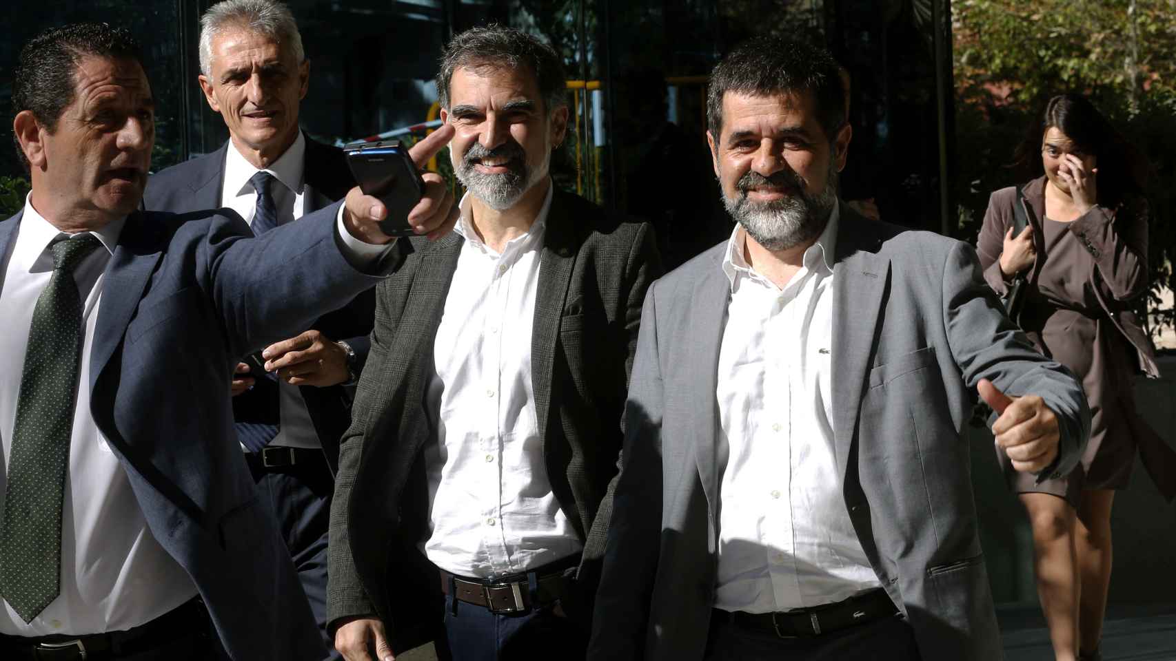 Jordi ànchez y Jordi Cuixart abandonan la Audiencia Nacional tras declarar.