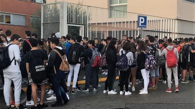 Chicos del IES El Palau a las afueras del instituto.