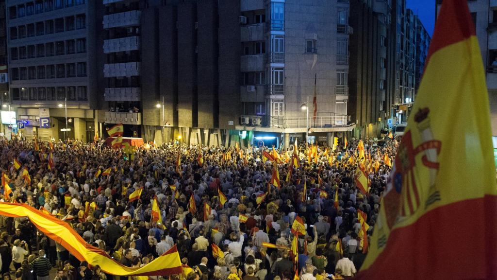 Cientos de personas se concentraron ante las puertas de la comandancia de la Guardia Civil de Zaragoza