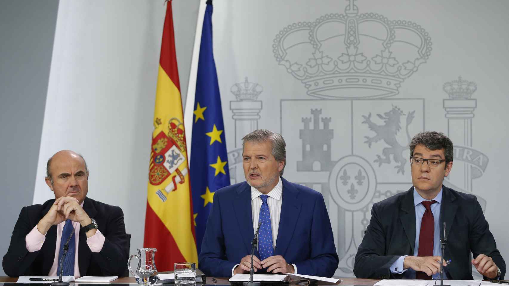 Luis de Guindos, ministro de Economía, Iñigo Méndez de Vigo, ministro portavoz y Álvaro Nadal, ministro de Energía.