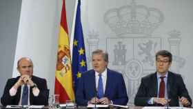 Luis de Guindos, ministro de Economía, Iñigo Méndez de Vigo, ministro portavoz y Álvaro Nadal, ministro de Energía.