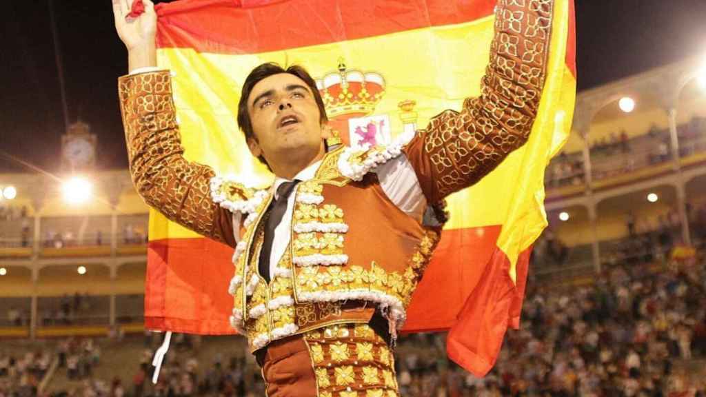 Perera a hombros con la bandera de España