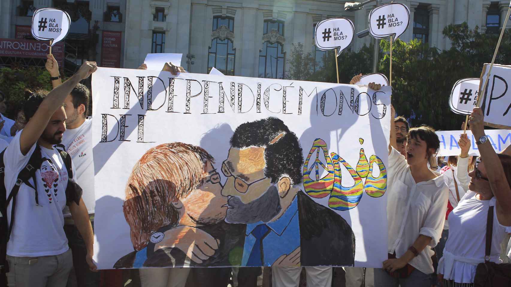 Rajoy y Puigdemont, en plena faena ante el Ayuntamiento de Madrid.