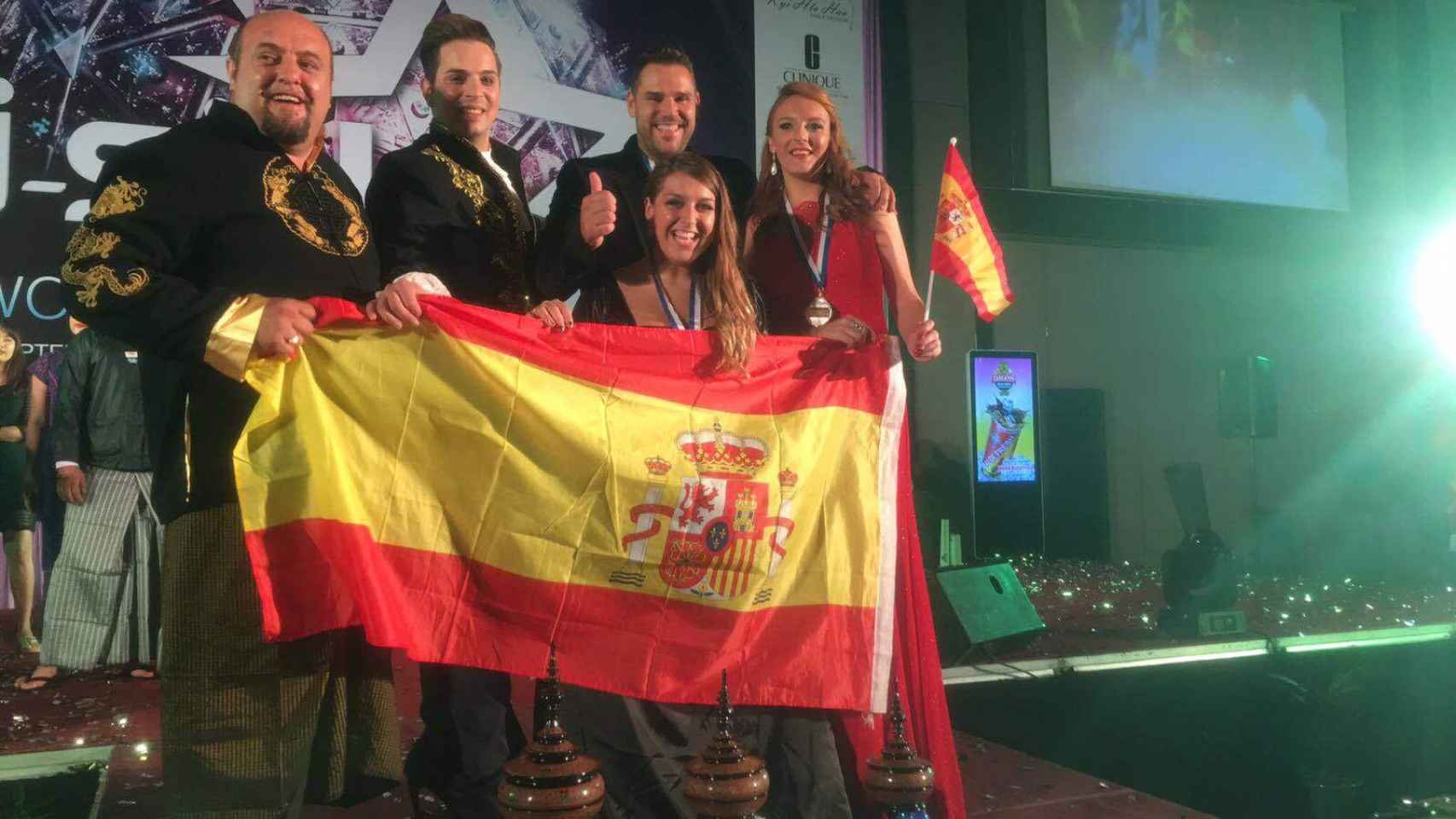 La selección española de karaoke al completo, con el seleccionador Karlos Hurtado a la izquierda