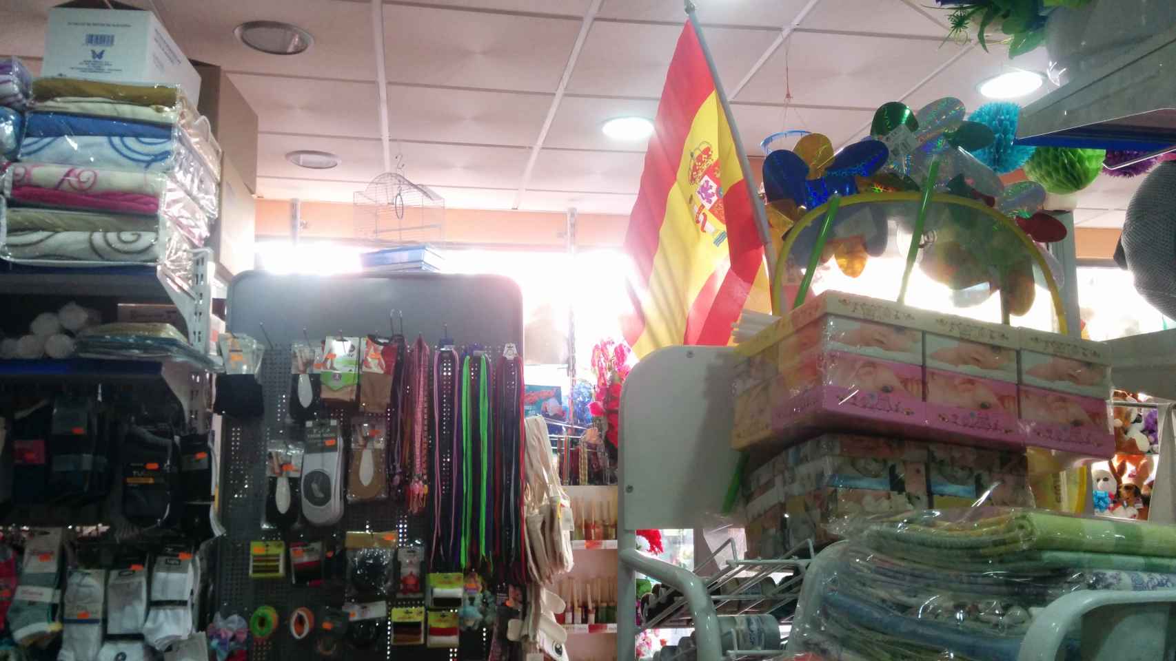 Las banderas de España, el producto más cotizado de los bazares chinos este mes por encima del material escolar