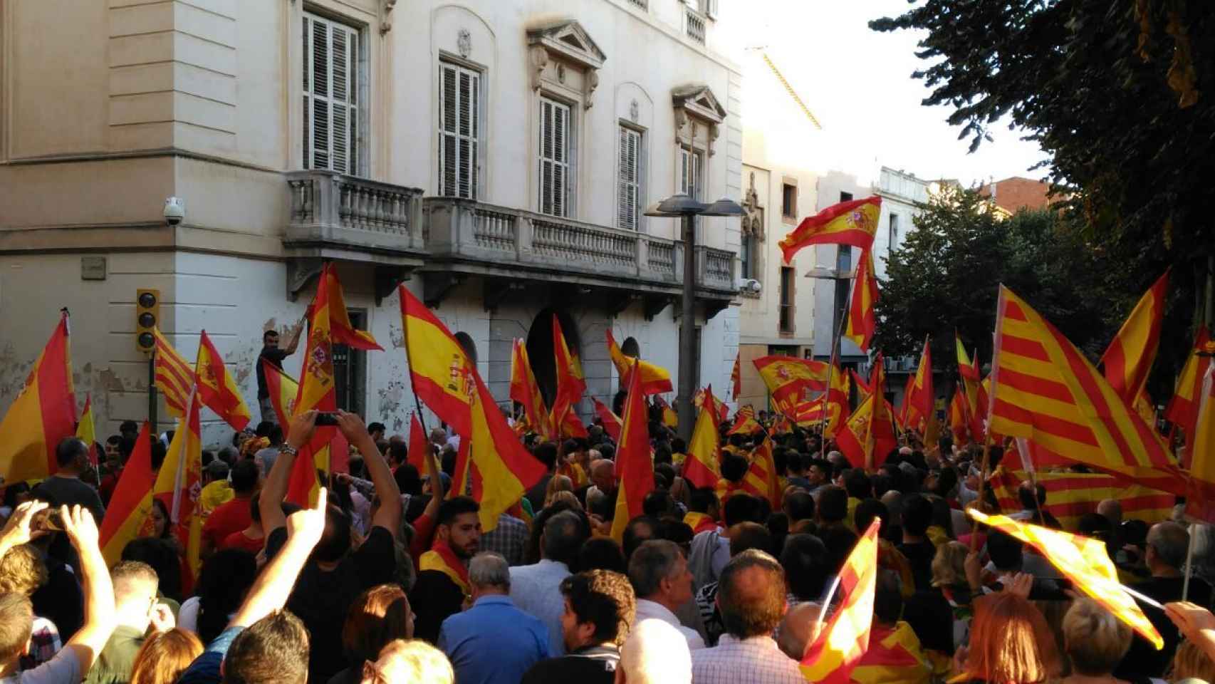 La manifestación, frente al ayuntamiento de Mataró.
