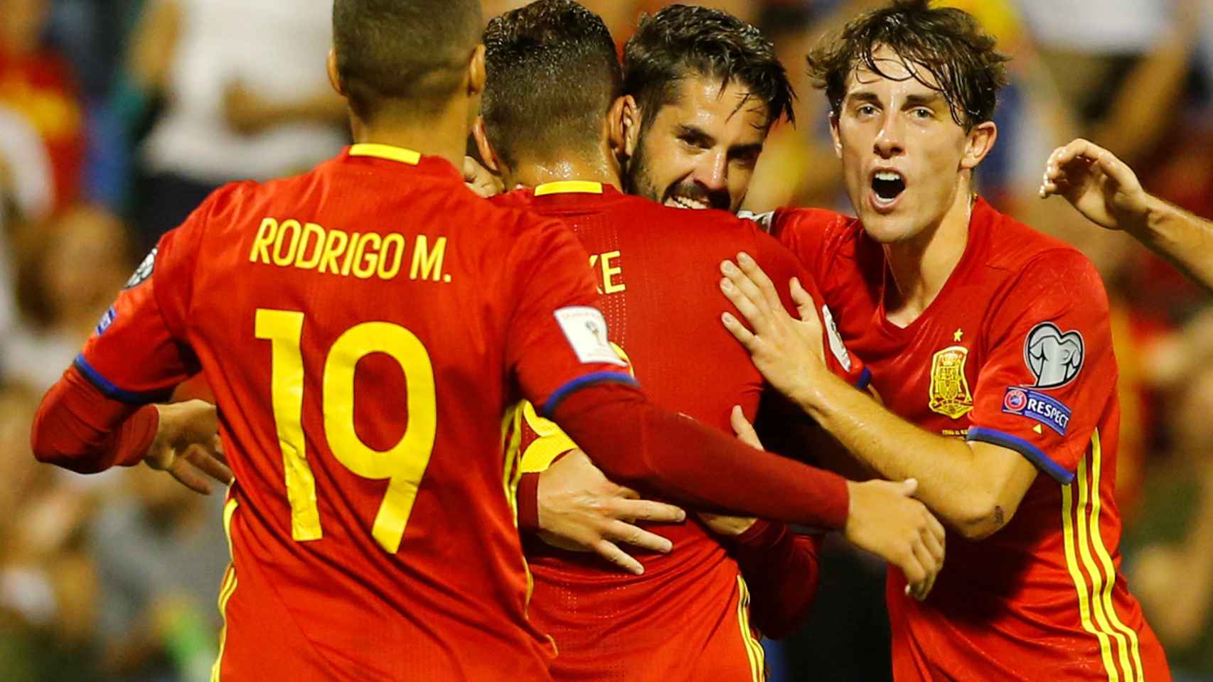 Odriozola, de cara, celebra un gol de España a Albania.