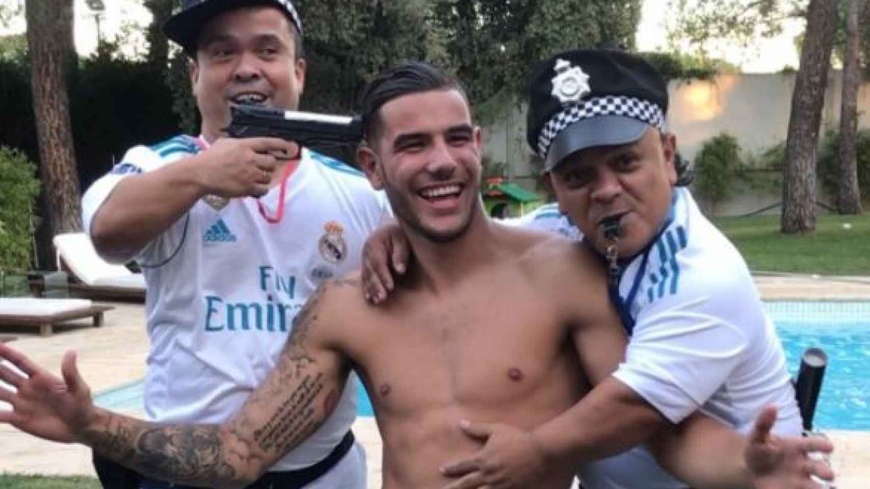 Theo Hernández posa con dos enanos policías.