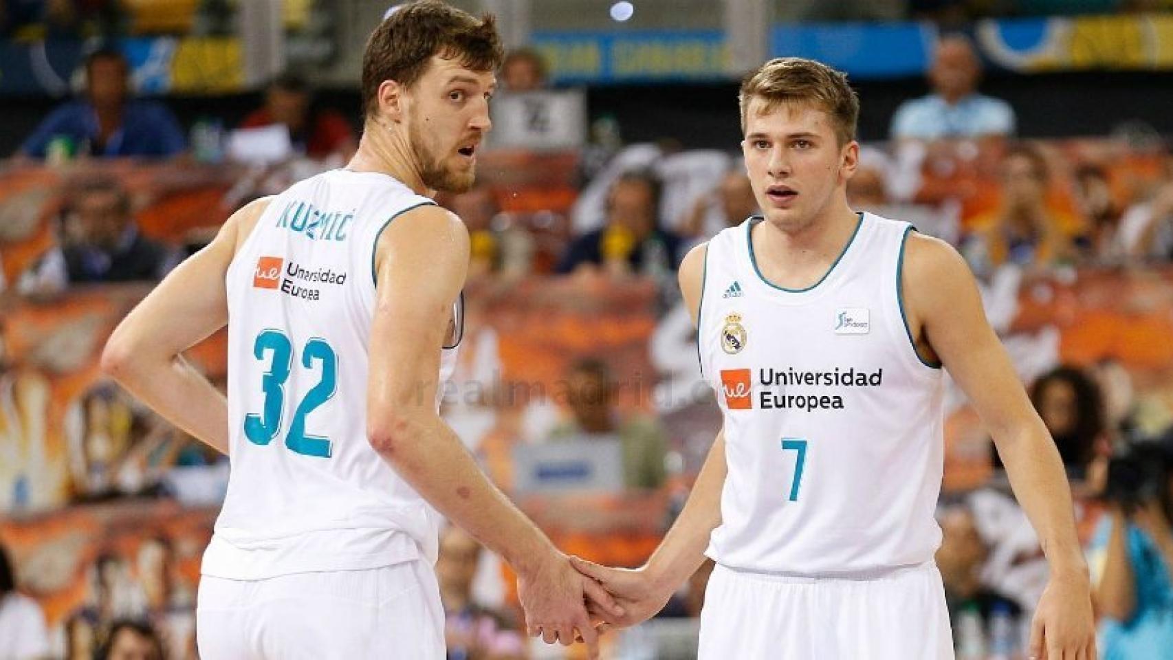 Doncic y Kuzmic chocando la mano durante el duelo ante Herbalife Gran Canaria