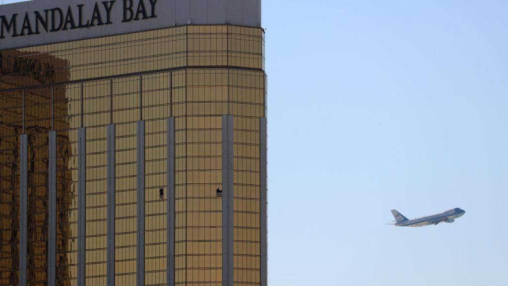 El Air Force One abandona Las Vegas. Al fondo, el hotel desde el que el tirador cometió la masacre.