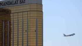 El Air Force One abandona Las Vegas. Al fondo, el hotel desde el que el tirador cometió la masacre.