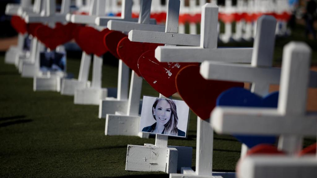Cruces en honor a las víctimas del tiroteo en Las Vegas.