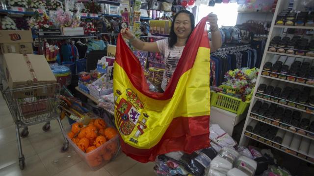 Una tienda de comerciantes chinos, en Estepa (Sevilla), mostrando el artículo estrella.