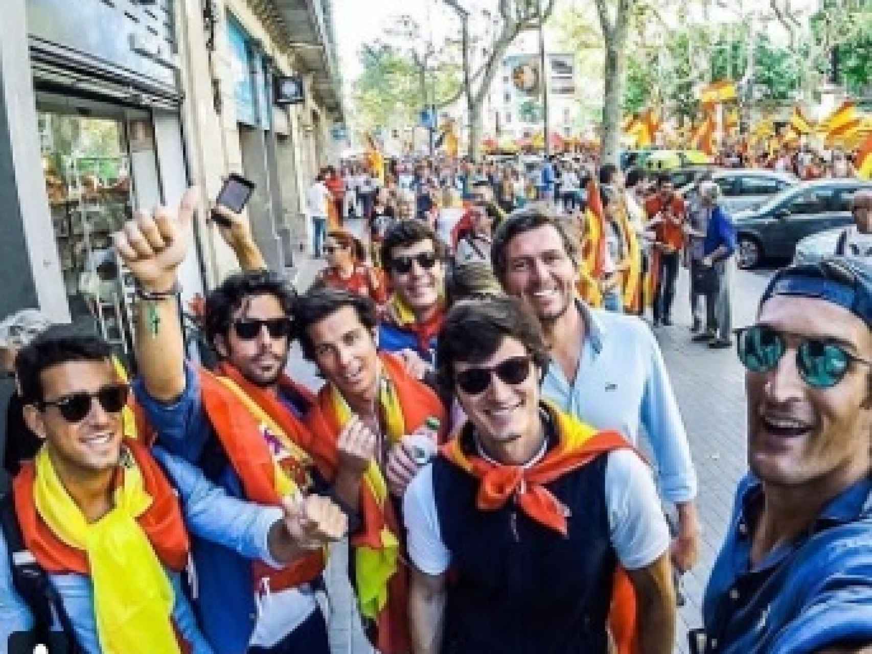 Alonso Aznar, con sus amigos, este domingo en Barcelona
