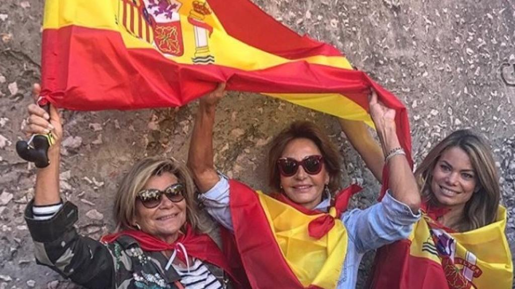 Naty Abascal, Cari Lapique y Carla Goyanes, en otra de las manifestaciones.