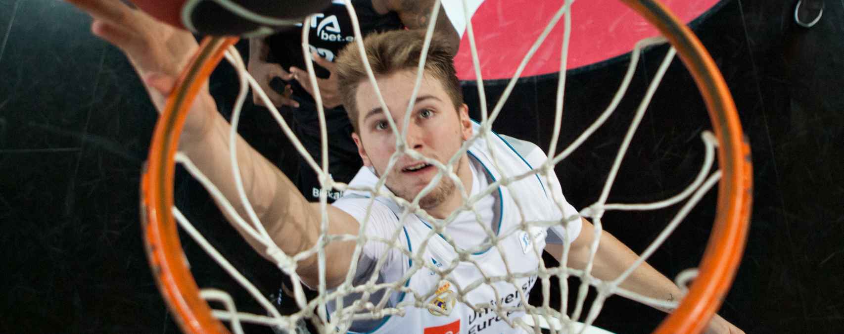 Luka Doncic intenta anotar contra el Bilbao Basket.