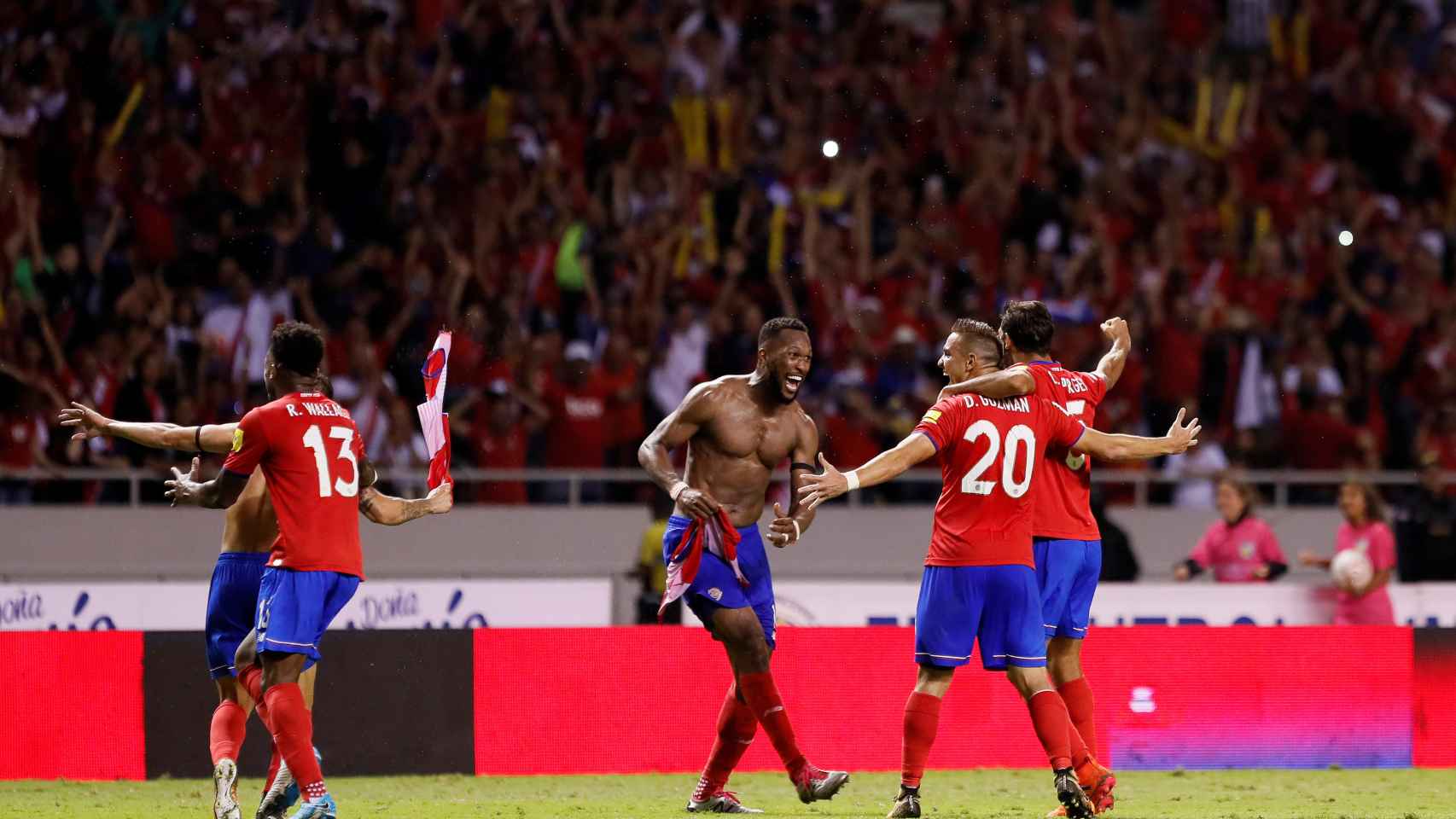 Momento en el que Costa Rica marca su gol a Honduras.