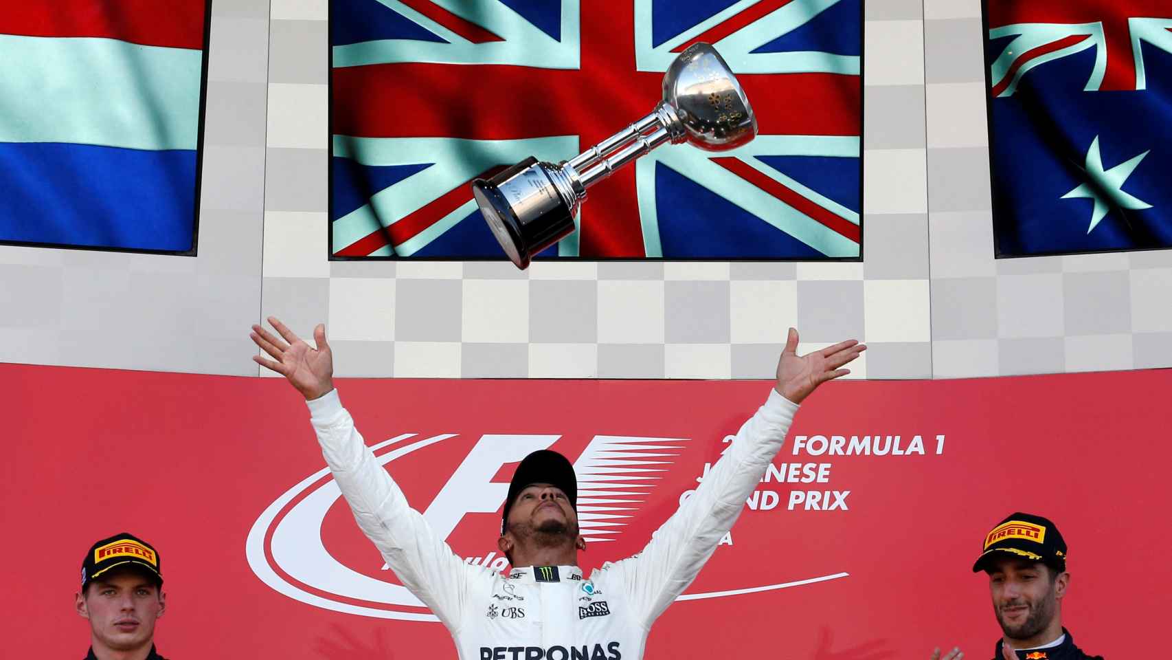 El inglés celebra su victoria en el podio.