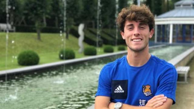 Álvaro Odriozola en una entrevista para la televisión oficial de la Real Sociedad. Foto: realsociedad.com