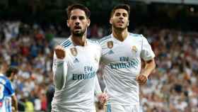 Isco y Marco Asensio celebrando un gol del Real Madrid.