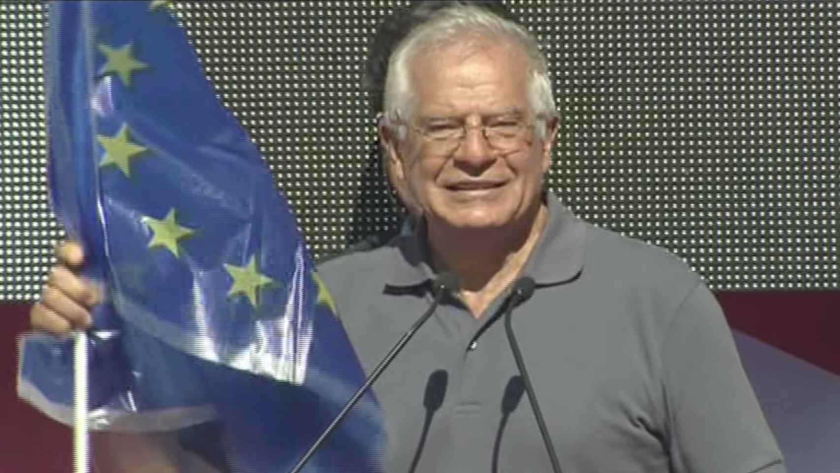 Borrell posa junto a la bandera europea durante la manifestación.