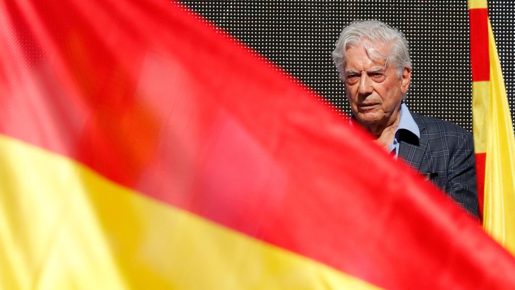 Mario Vargas Llosa, durante su participación en una manifestación en defensa de la unidad de España en 2017 en Cataluña.